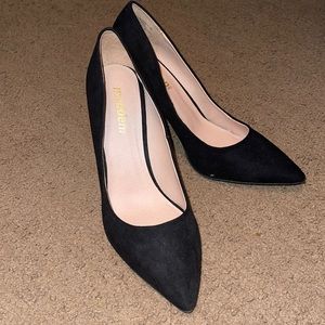 Black pumps